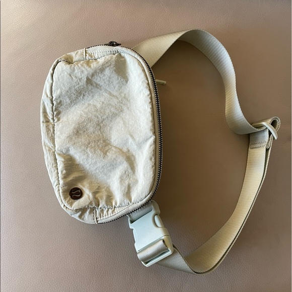 Lululemon Everywhere Belt Bag - Picture 2 of 5